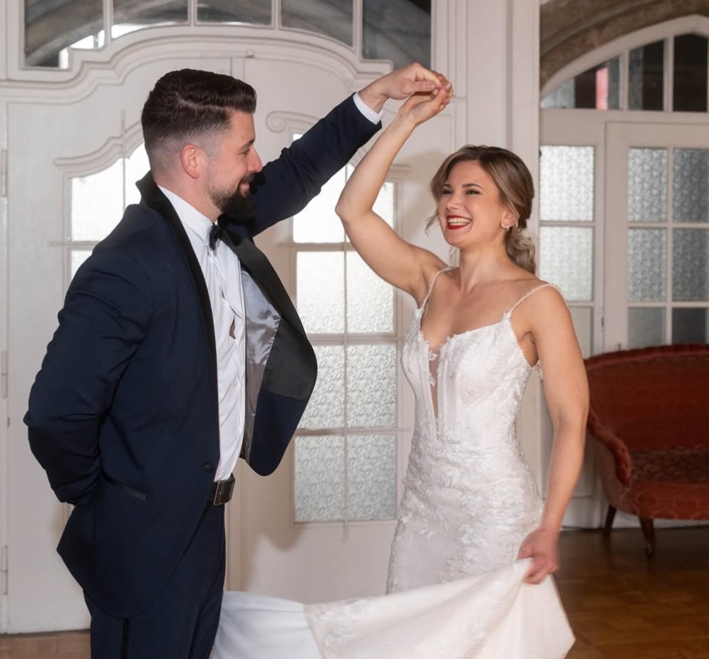 Braut dreht sich lachend bei ihrem Hochzeitstanz in der Tanzschule Saarlouis